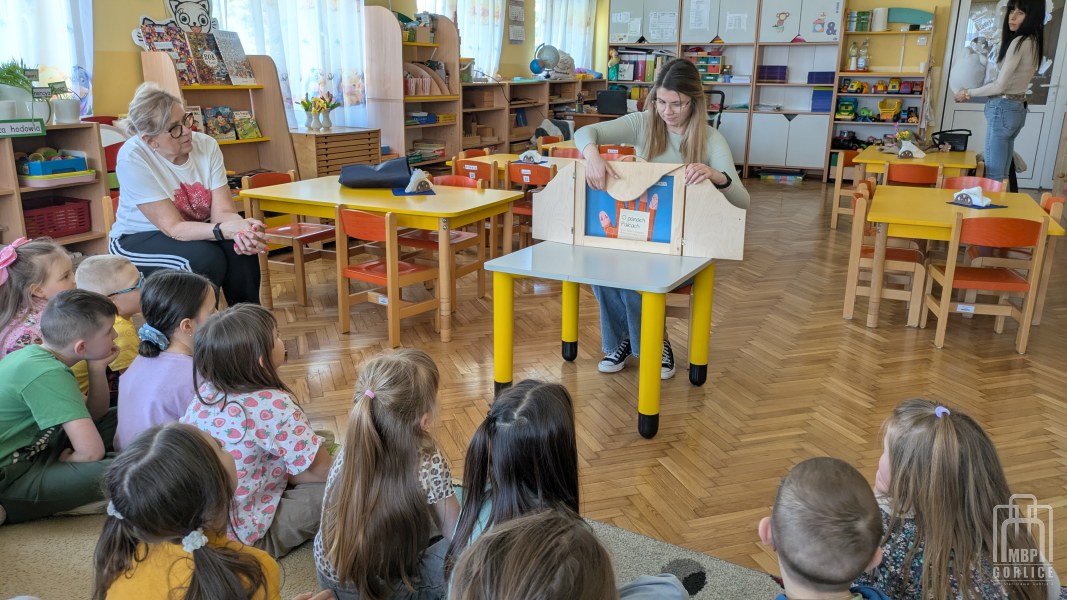 Biblioteka Gorlice, Bibliotekarka przedstawia teatrzyk kamishibai.jpg